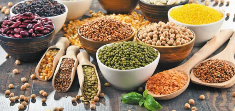 Đậu, hạt và ngũ cốc nguyên hạt là nhóm thực phẩm chứa nhiều chất xơ, phù hợp để bổ sung vào bữa chính và bữa phụ.
