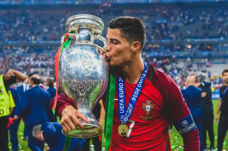 Ronaldo là biểu tượng lớn của đội tuyển Bồ Đào Nha và góp phần vào những danh hiệu lịch sử của quốc gia này.