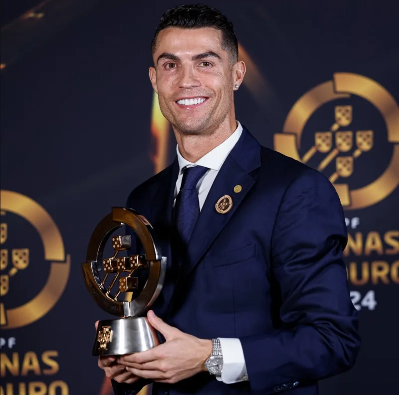 Ronaldo sở hữu nhiều danh hiệu cá nhân, tập thể và các kỷ lục ghi bàn đáng nể trong lịch sử bóng đá.