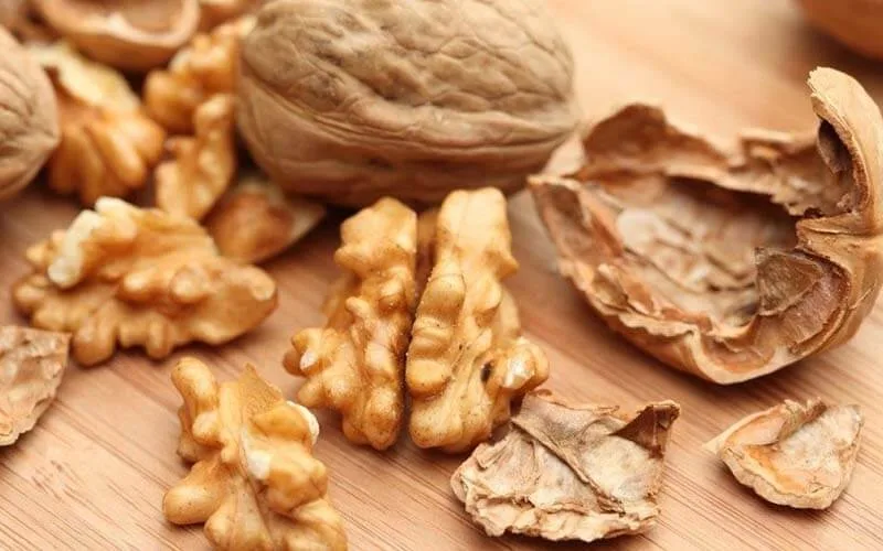 Bảo quản hạt óc chó trong hộp kín ở ngăn mát tủ lạnh để tránh tình trạng hôi dầu.