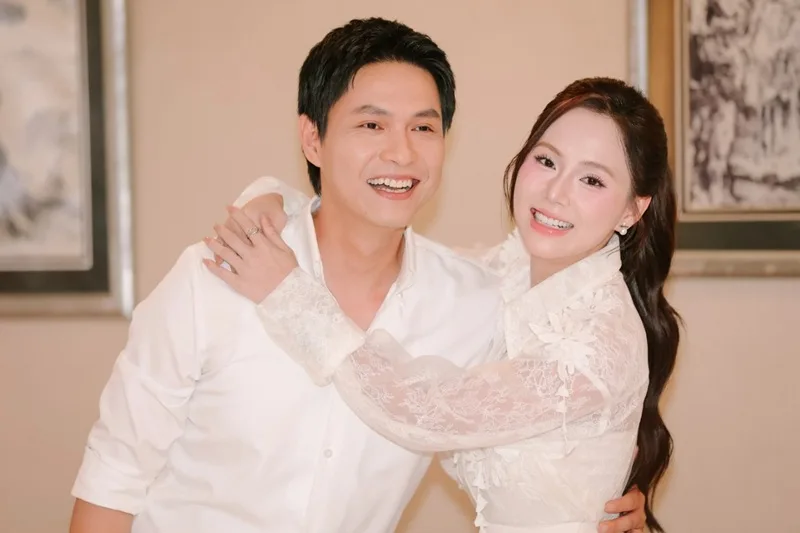 Nụ cười rạng rỡ đời thường và hạnh phúc bình yên bên tổ ấm nhỏ của nam nghệ sĩ.