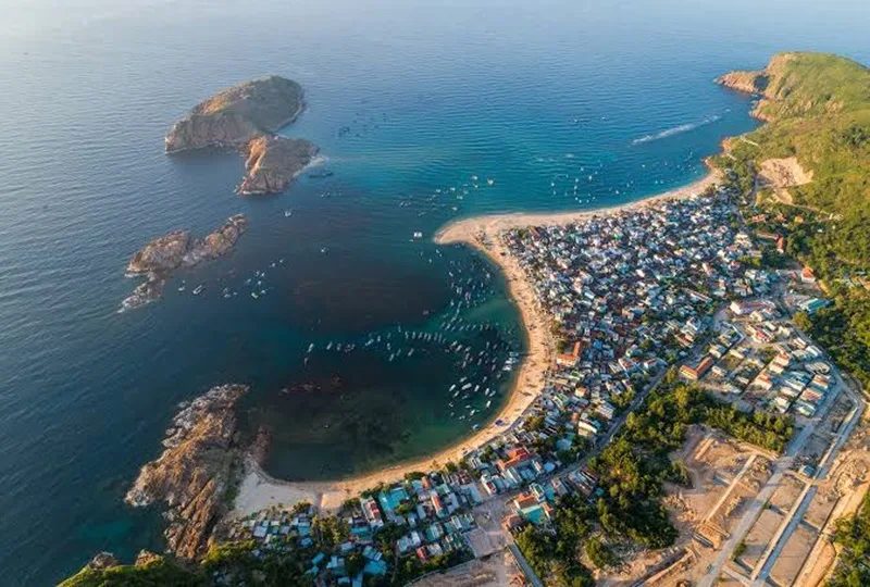 Bãi biển Quy Nhơn hiền hòa và thơ mộng tại trung tâm thành phố